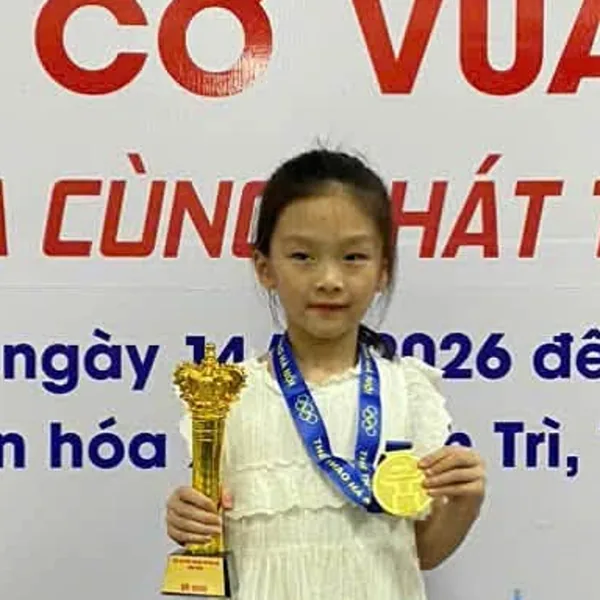 Bé Cam đeo huy chương